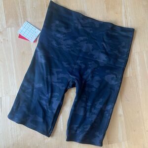 NWT SPANX Camo Biker Shorts Medium Seamless